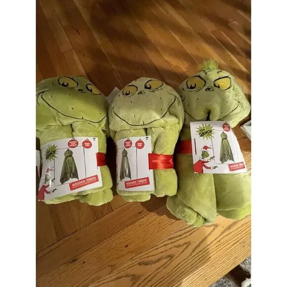 Lot Of 3 Brand New The Grinch Hooded Throws 30x50 Dr. Seuss Hand Pockets Soft - Picture 1 of 6